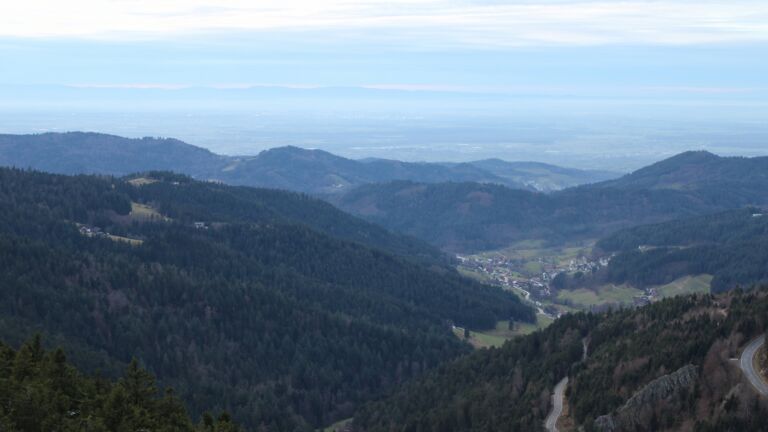 Dieses Bild zeigt eine Webcam-Aufnahme vom Achertal, aufgenommen am Dienstag, den 02.12.2025 um 16:30 Uhr. Die Temperatur betrug 4.6°C.