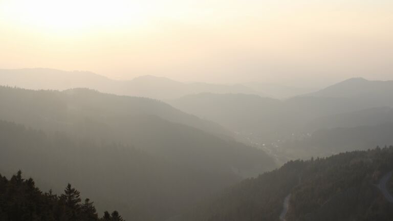 Dieses Bild zeigt eine Webcam-Aufnahme vom Achertal, aufgenommen am Mittwoch, den 18.03.2026 um 18:00 Uhr. Die Temperatur betrug 4.7°C.