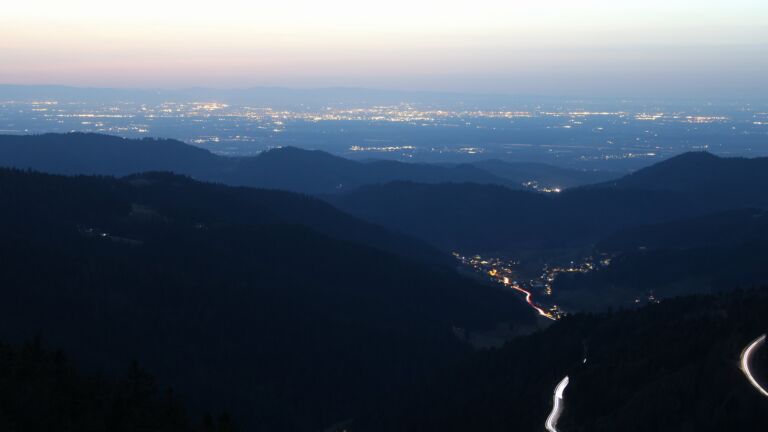 Dieses Bild zeigt eine Webcam-Aufnahme vom Achertal, aufgenommen am Donnerstag, den 26.02.2026 um 18:50 Uhr. Die Temperatur betrug 11.2°C.