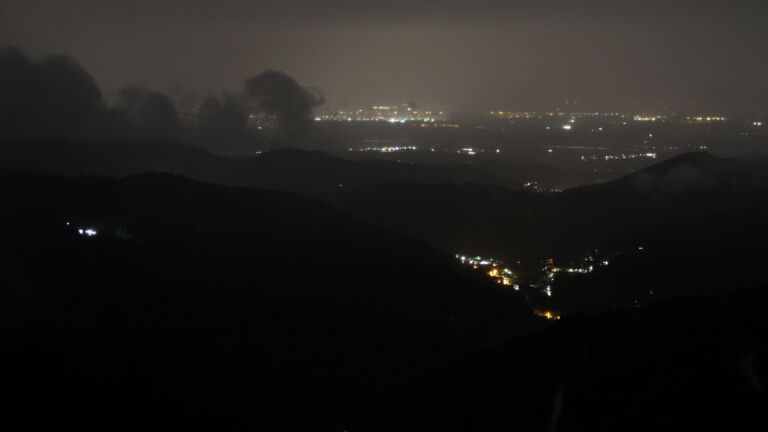 Dieses Bild zeigt eine Webcam-Aufnahme vom Achertal, aufgenommen am Sonntag, den 02.11.2025 um 00:30 Uhr. Die Temperatur betrug 5.6°C.