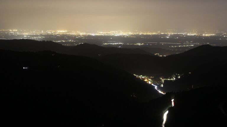 Dieses Bild zeigt eine Webcam-Aufnahme vom Achertal, aufgenommen am Samstag, den 11.04.2026 um 21:20 Uhr. Die Temperatur betrug 11.4°C.