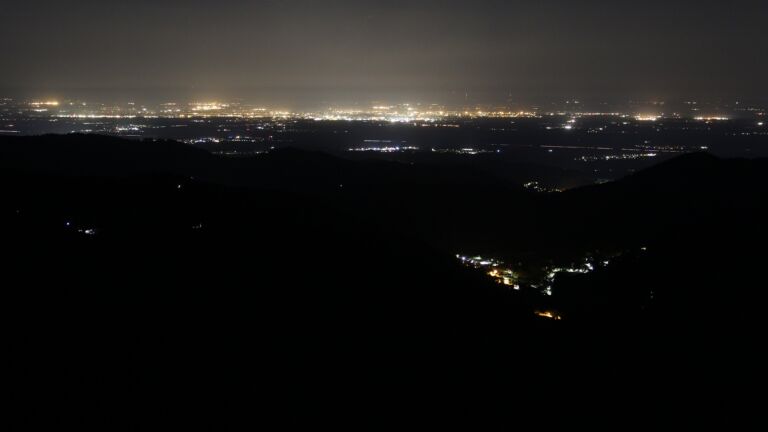 Dieses Bild zeigt eine Webcam-Aufnahme vom Achertal, aufgenommen am Freitag, den 02.05.2025 um 02:30 Uhr. Die Temperatur betrug 17.5°C.