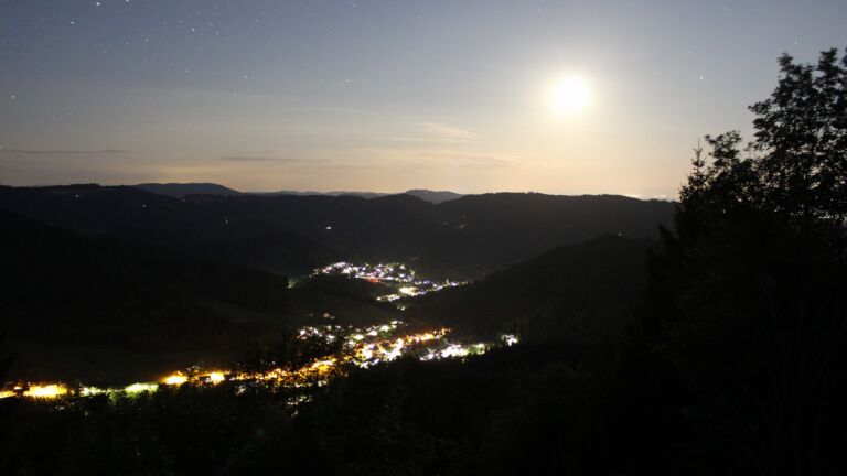 Dieses Bild zeigt eine Webcam-Aufnahme vom Achertal, aufgenommen am Dienstag, den 21.07.2026 um 23:10 Uhr. Die Temperatur betrug 15.3°C.