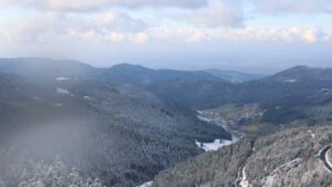 Dieses Bild zeigt eine Webcam-Aufnahme vom Achertal, aufgenommen am Freitag, den 21.11.2025 um 13:20 Uhr. Die Temperatur betrug -4.8°C.