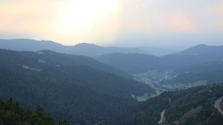 Dieses Bild zeigt eine Webcam-Aufnahme vom Achertal, aufgenommen am Freitag, den 15.08.2025 um 19:20 Uhr. Die Temperatur betrug 23.8°C.