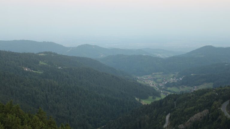 Dieses Bild zeigt eine Webcam-Aufnahme vom Achertal, aufgenommen am Montag, den 11.08.2025 um 06:10 Uhr. Die Temperatur betrug 15.4°C.