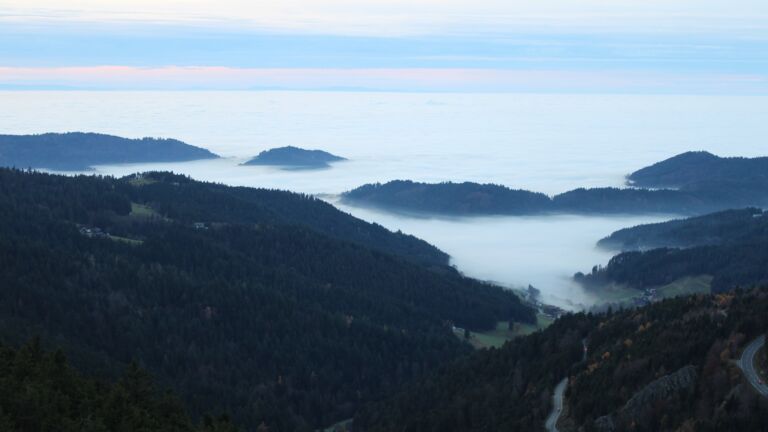 Dieses Bild zeigt eine Webcam-Aufnahme vom Achertal, aufgenommen am Montag, den 10.11.2025 um 16:50 Uhr. Die Temperatur betrug 6.5°C.