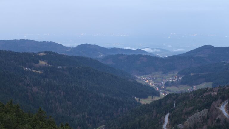 Dieses Bild zeigt eine Webcam-Aufnahme vom Achertal, aufgenommen am Samstag, den 20.12.2025 um 07:50 Uhr. Die Temperatur betrug 5.6°C.