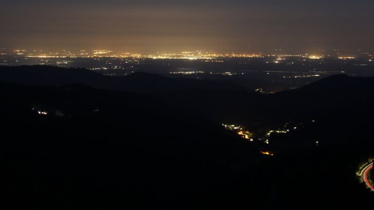 Dieses Bild zeigt eine Webcam-Aufnahme vom Achertal, aufgenommen am Sonntag, den 22.06.2025 um 03:40 Uhr. Die Temperatur betrug 19.2°C.