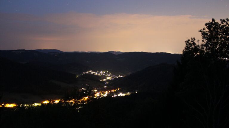 Dieses Bild zeigt eine Webcam-Aufnahme vom Achertal, aufgenommen am Samstag, den 15.08.2026 um 05:00 Uhr. Die Temperatur betrug 27.5°C.