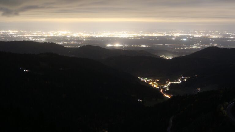 Dieses Bild zeigt eine Webcam-Aufnahme vom Achertal, aufgenommen am Montag, den 03.11.2025 um 18:20 Uhr. Die Temperatur betrug 5.1°C.