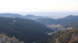 Dieses Bild zeigt eine Webcam-Aufnahme vom Achertal, aufgenommen am Montag, den 01.12.2025 um 15:20 Uhr. Die Temperatur betrug 0.5°C.