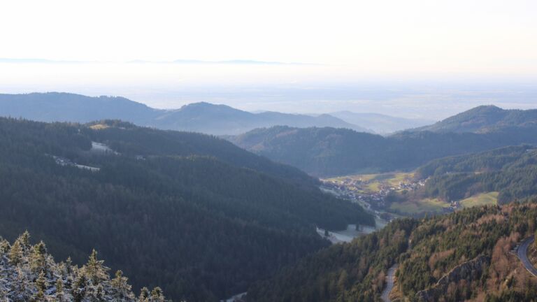 Dieses Bild zeigt eine Webcam-Aufnahme vom Achertal, aufgenommen am Montag, den 01.12.2025 um 15:20 Uhr. Die Temperatur betrug 0.5°C.