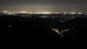 Dieses Bild zeigt eine Webcam-Aufnahme vom Achertal, aufgenommen am Samstag, den 09.05.2026 um 22:50 Uhr. Die Temperatur betrug 12.1°C.