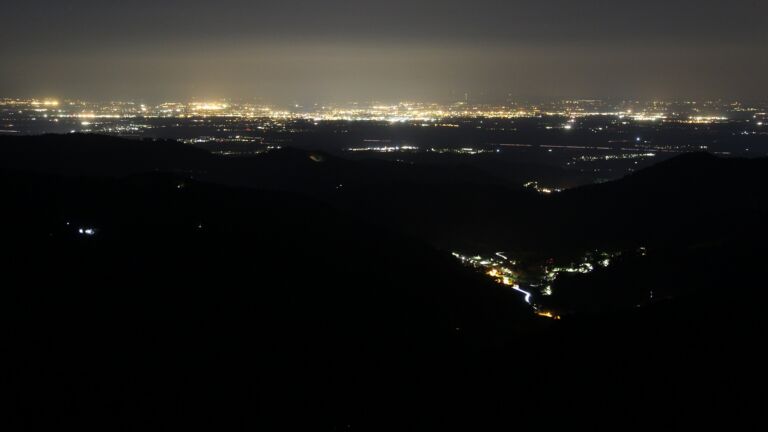 Dieses Bild zeigt eine Webcam-Aufnahme vom Achertal, aufgenommen am Samstag, den 09.05.2026 um 22:50 Uhr. Die Temperatur betrug 12.1°C.