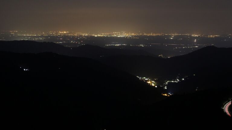 Dieses Bild zeigt eine Webcam-Aufnahme vom Achertal, aufgenommen am Freitag, den 15.08.2025 um 22:20 Uhr. Die Temperatur betrug 21.8°C.