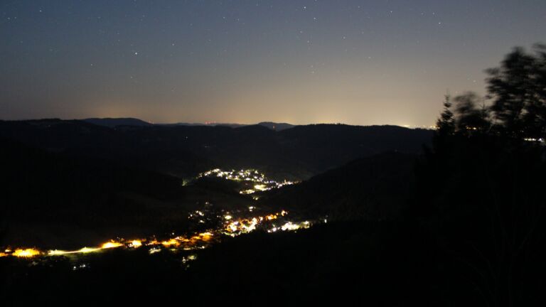 Dieses Bild zeigt eine Webcam-Aufnahme vom Achertal, aufgenommen am Freitag, den 14.08.2026 um 04:50 Uhr. Die Temperatur betrug 25.5°C.