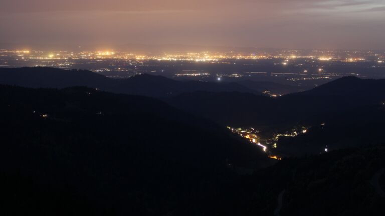 Dieses Bild zeigt eine Webcam-Aufnahme vom Achertal, aufgenommen am Freitag, den 02.05.2025 um 21:50 Uhr. Die Temperatur betrug 18.2°C.