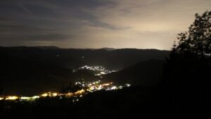Dieses Bild zeigt eine Webcam-Aufnahme vom Achertal, aufgenommen am Mittwoch, den 20.05.2026 um 23:30 Uhr. Die Temperatur betrug 12.3°C.