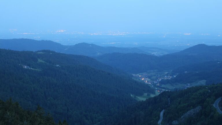 Dieses Bild zeigt eine Webcam-Aufnahme vom Achertal, aufgenommen am Donnerstag, den 15.05.2025 um 05:10 Uhr. Die Temperatur betrug 9.9°C.