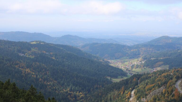 Dieses Bild zeigt eine Webcam-Aufnahme vom Achertal, aufgenommen am Montag, den 13.10.2025 um 13:10 Uhr. Die Temperatur betrug 9°C.