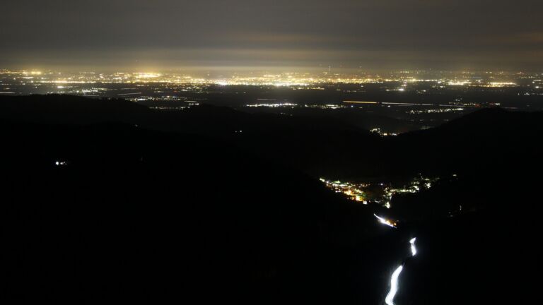 Dieses Bild zeigt eine Webcam-Aufnahme vom Achertal, aufgenommen am Donnerstag, den 09.04.2026 um 23:00 Uhr. Die Temperatur betrug 12.1°C.