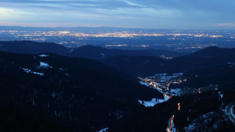 Dieses Bild zeigt eine Webcam-Aufnahme vom Achertal, aufgenommen am Dienstag, den 13.01.2026 um 17:40 Uhr. Die Temperatur betrug 6.6°C.