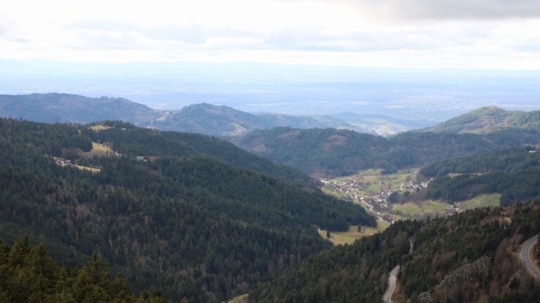 Dieses Bild zeigt eine Webcam-Aufnahme vom Achertal, aufgenommen am Montag, den 23.02.2026 um 15:10 Uhr. Die Temperatur betrug 3.9°C.