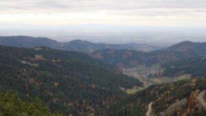 Dieses Bild zeigt eine Webcam-Aufnahme vom Achertal, aufgenommen am Samstag, den 01.11.2025 um 14:20 Uhr. Die Temperatur betrug 11.9°C.