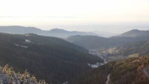 Dieses Bild zeigt eine Webcam-Aufnahme vom Achertal, aufgenommen am Montag, den 01.12.2025 um 16:00 Uhr. Die Temperatur betrug 0.2°C.