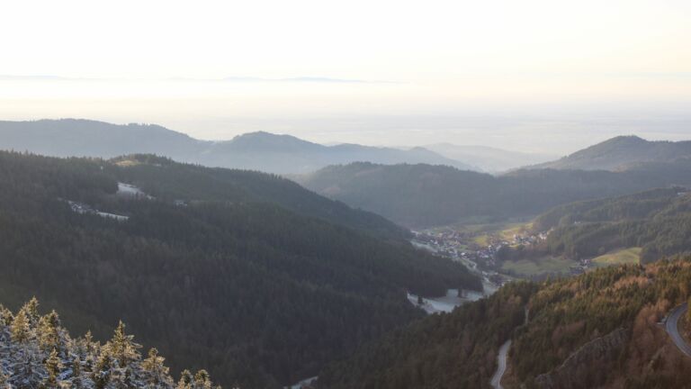 Dieses Bild zeigt eine Webcam-Aufnahme vom Achertal, aufgenommen am Montag, den 01.12.2025 um 16:00 Uhr. Die Temperatur betrug 0.2°C.