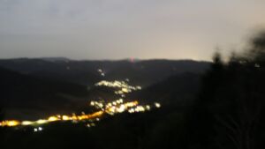 Dieses Bild zeigt eine Webcam-Aufnahme vom Achertal, aufgenommen am Donnerstag, den 27.08.2026 um 21:40 Uhr. Die Temperatur betrug 26.8°C.