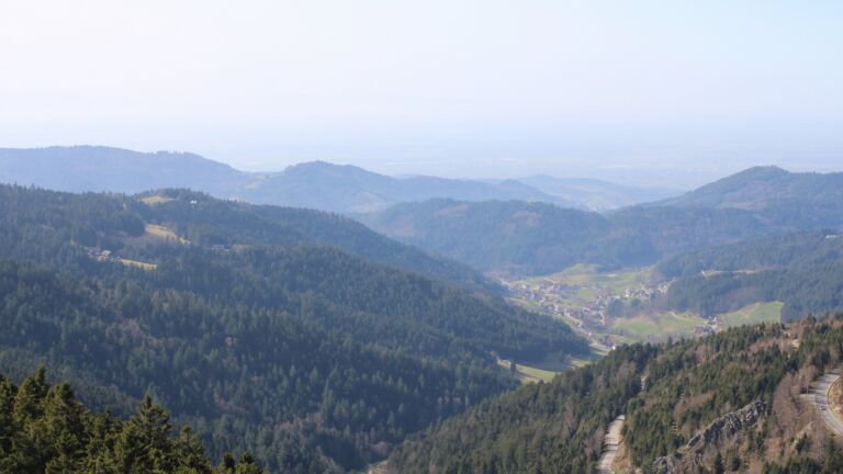 Dieses Bild zeigt eine Webcam-Aufnahme vom Achertal, aufgenommen am Donnerstag, den 05.03.2026 um 14:00 Uhr. Die Temperatur betrug 13.4°C.