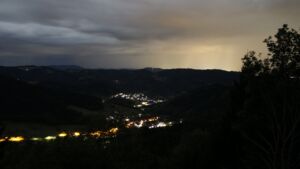 Dieses Bild zeigt eine Webcam-Aufnahme vom Achertal, aufgenommen am Montag, den 31.08.2026 um 00:30 Uhr. Die Temperatur betrug 19.8°C.