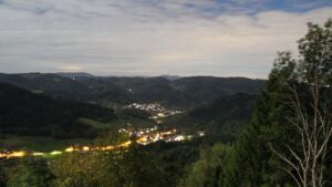 Dieses Bild zeigt eine Webcam-Aufnahme vom Achertal, aufgenommen am Montag, den 26.10.2026 um 22:00 Uhr. Die Temperatur betrug 8.1°C.