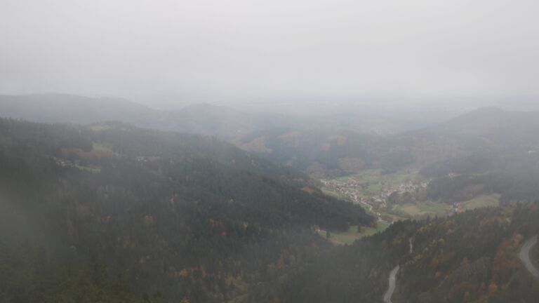 Dieses Bild zeigt eine Webcam-Aufnahme vom Achertal, aufgenommen am Dienstag, den 28.10.2025 um 11:30 Uhr. Die Temperatur betrug 5°C.