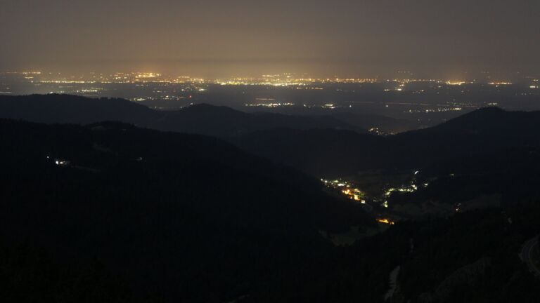 Dieses Bild zeigt eine Webcam-Aufnahme vom Achertal, aufgenommen am Freitag, den 15.08.2025 um 04:50 Uhr. Die Temperatur betrug 23.4°C.