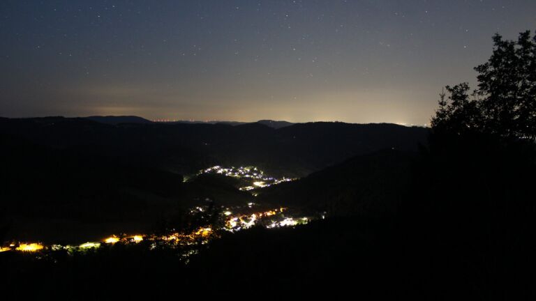 Dieses Bild zeigt eine Webcam-Aufnahme vom Achertal, aufgenommen am Mittwoch, den 22.07.2026 um 03:50 Uhr. Die Temperatur betrug 13.7°C.