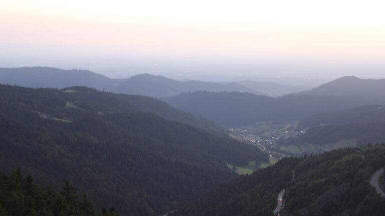 Dieses Bild zeigt eine Webcam-Aufnahme vom Achertal, aufgenommen am Sonntag, den 10.08.2025 um 21:10 Uhr. Die Temperatur betrug 16.9°C.