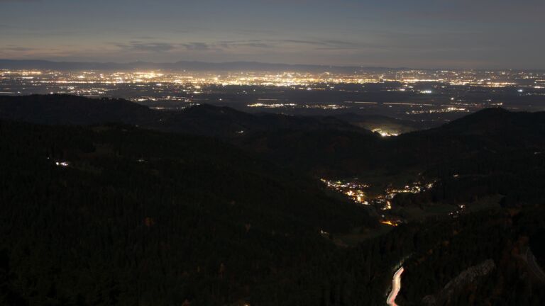 Dieses Bild zeigt eine Webcam-Aufnahme vom Achertal, aufgenommen am Dienstag, den 04.11.2025 um 18:30 Uhr. Die Temperatur betrug 11.1°C.