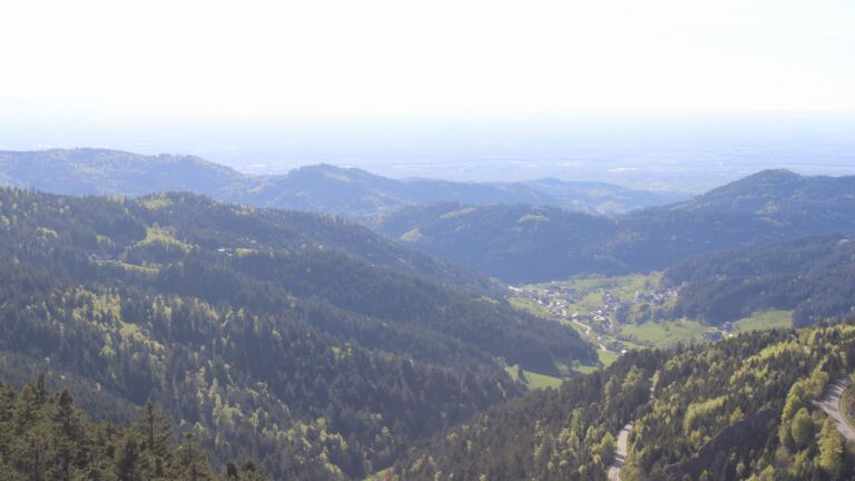 Dieses Bild zeigt eine Webcam-Aufnahme vom Achertal, aufgenommen am Freitag, den 24.04.2026 um 17:50 Uhr. Die Temperatur betrug 13.9°C.