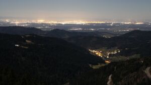 Dieses Bild zeigt eine Webcam-Aufnahme vom Achertal, aufgenommen am Montag, den 02.03.2026 um 00:00 Uhr. Die Temperatur betrug 3.6°C.