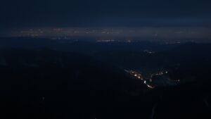 Dieses Bild zeigt eine Webcam-Aufnahme vom Achertal, aufgenommen am Montag, den 21.04.2025 um 21:10 Uhr. Die Temperatur betrug 5.6°C.