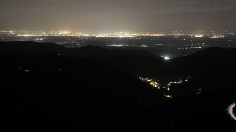 Dieses Bild zeigt eine Webcam-Aufnahme vom Achertal, aufgenommen am Samstag, den 31.05.2025 um 23:30 Uhr. Die Temperatur betrug 15.2°C.