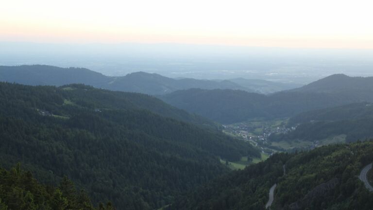 Dieses Bild zeigt eine Webcam-Aufnahme vom Achertal, aufgenommen am Freitag, den 30.05.2025 um 21:30 Uhr. Die Temperatur betrug 20.8°C.