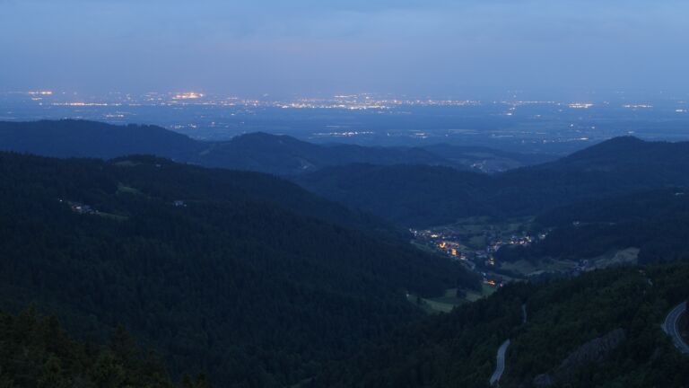 Dieses Bild zeigt eine Webcam-Aufnahme vom Achertal, aufgenommen am Dienstag, den 27.05.2025 um 04:50 Uhr. Die Temperatur betrug 7.9°C.