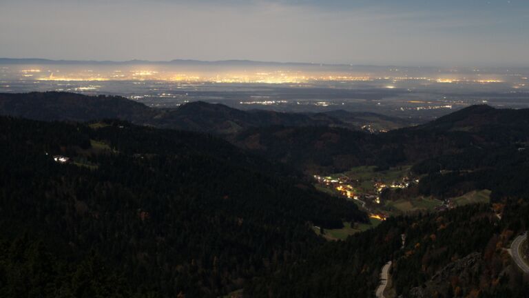 Dieses Bild zeigt eine Webcam-Aufnahme vom Achertal, aufgenommen am Donnerstag, den 06.11.2025 um 01:00 Uhr. Die Temperatur betrug 14.9°C.