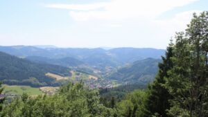 Dieses Bild zeigt eine Webcam-Aufnahme vom Achertal, aufgenommen am Sonntag, den 21.06.2026 um 15:30 Uhr. Die Temperatur betrug 35.1°C.