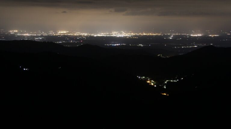 Dieses Bild zeigt eine Webcam-Aufnahme vom Achertal, aufgenommen am Freitag, den 01.08.2025 um 02:30 Uhr. Die Temperatur betrug 13.2°C.