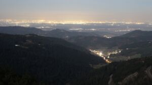 Dieses Bild zeigt eine Webcam-Aufnahme vom Achertal, aufgenommen am Dienstag, den 03.03.2026 um 21:00 Uhr. Die Temperatur betrug 5.7°C.